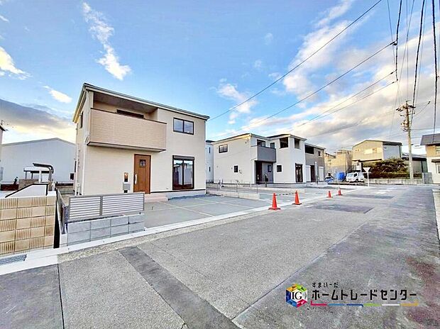 【前面道路含む現地写真】前面は、北側約12m、東側約6mの道路です。
ゆとりがあり、駐車も落ち着いて行える環境になっています。
しっかり舗装されているので、ベビーカーや自転車も快適に通れます♪