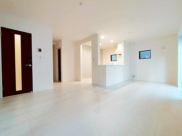 【リビング】6号棟
陽光ふりそそぐ明るい16.2帖のリビング。
対面式キッチンは、家事をしながら家族の様子が一目でわかる安心&便利設備♪