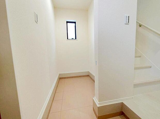 【収納】1号棟 シューズインクローク
広い収納スペースなので、靴だけでなく季節外の靴やアウトドア用品などもまとめて収納できます。
高い収納力により、玄関がスッキリ片付きます♪