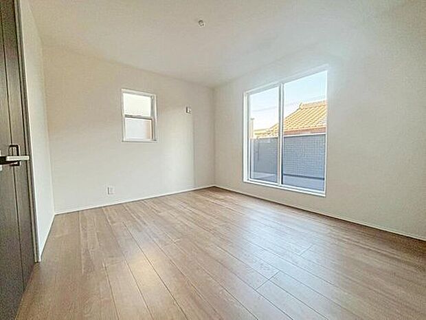 【リビング以外の居室】2号棟
全居室に2面採光を施しました♪
バルコニーに直接アクセスできる居室なので、室内の空気を効率よく入れ替えることができ、夏場や湿気の多い時期には便利です♪