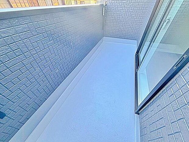 【バルコニー】2号棟
日当たり良好な両面バルコニー!
洗濯物が気持ちよく乾きそうですね。
毎日のお洗濯が楽しくなりそう♪
リフレッシュ空間としても良さそうですね♪