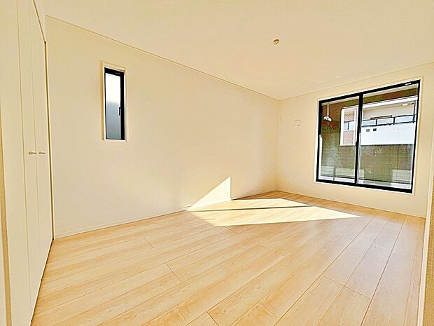 【リビング以外の居室】2号棟
バルコニーに直接アクセスできる居室です!
室内の空気を効率よく入れ替えることができ、夏場や湿気の多い時期には便利です♪