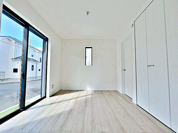 【収納】B号棟
LDKと隣接した5.25帖の洋室。
洋室は、リビングから目が届く場所なので、お子様の遊び部屋・お昼寝スペースとして使うのもオススメです♪
収納スペースも充実♪