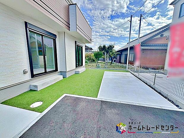 【庭】B号棟 お庭スペース☆
南向きの広々としたお庭がございます♪
小さなお子様の遊び場や、ガーデニング・家庭菜園・BBQなど、お好みにおうち時間をお楽しみいただけます♪