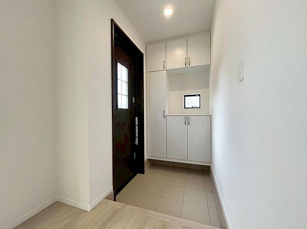 【玄関】B号棟
明るくて清潔感ある玄関。
便利な下駄箱収納付き♪
散らかりがちな玄関もすっきり片付き、外出時も爽やかな気分でドアを開けられそうです♪