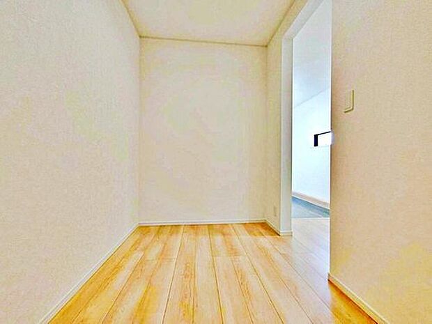 【収納】3号棟 ファミリークローク
2.5帖のファミリークロークを設けました♪
お洋服等をたくさんお持ちのご家族でもたっぷり収納できます。
お部屋を最大限広くご活用いただけます♪