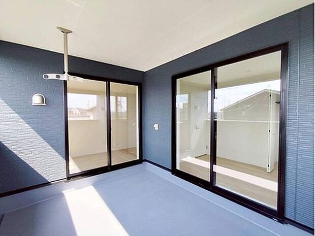 【バルコニー】１号棟
雨の日も洗濯物が濡れる心配のないインナーバルコニー仕様♪
２部屋から出入り出来て大変便利です。
お洗濯だけでなく、ちょっとしたリラックスできる空間にもなりそうです☆