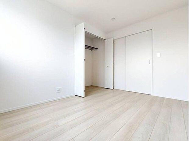 【収納】１号棟
各居室に収納を設けました！
お洋服をたくさんお持ちの方でもたっぷり収納できます。
お部屋を最大限広くご活用いただけます♪