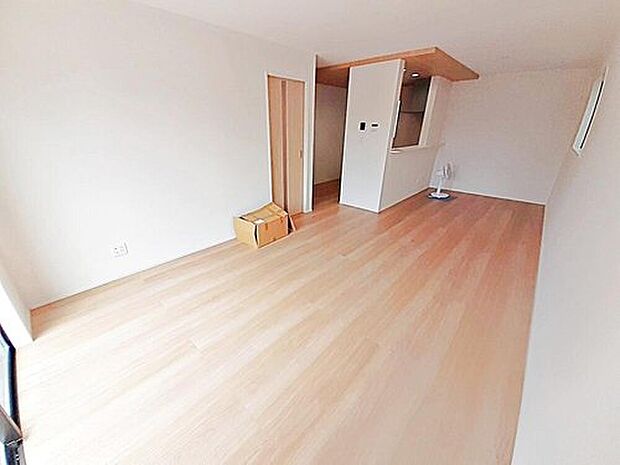 【リビング】1号棟
陽光ふりそそぐ明るい17帖のリビング。
対面式キッチンは、家事をしながら家族の様子が一目でわかる安心&便利設備♪