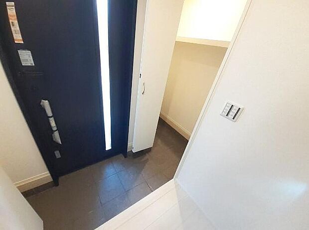 【収納】人気のシューズインクロークあります♪
ベビーカーやアウトドア用品の収納に活躍します♪