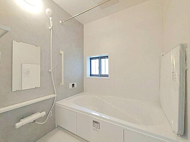 【浴室】同社施工例
1坪以上広さを設けた浴室で、ゆったりバスタイム♪
お子様と一緒に入るにも充分な広さです。一日の疲れを癒せます♪