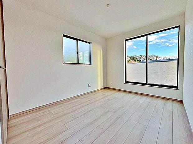 【リビング以外の居室】バルコニーに直接アクセスできる居室です!
室内の空気を効率よく入れ替えることができ、夏場や湿気の多い時期には便利です♪