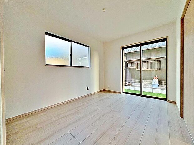 【リビング以外の居室】LDKと隣接した約6帖の洋室です。
洋室は、リビングから目が届く場所なので、お子様の遊び部屋・お昼寝スペースとして使うのもオススメです♪