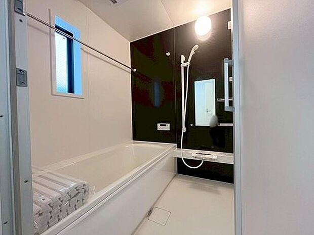 【浴室】1号棟
1坪以上広さを設けた浴室で、ゆったりバスタイム♪
お子様と一緒に入るにも充分な広さです。
一日の疲れを癒せます♪