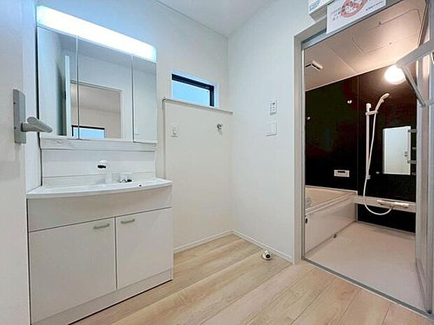 【洗面台・洗面所】1号棟
暮らしを快適にする三面鏡仕様の洗面化粧台。
収納力と機能性に優れた使いやすい設備で、忙しい朝の身支度もスムーズに♪