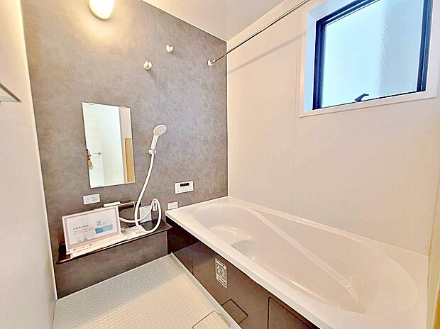 【浴室】1号棟
1坪以上広さを設けた浴室で、ゆったりバスタイム♪
お子様と一緒に入るにも充分な広さです。
一日の疲れを癒せます♪