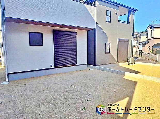 【庭】1号棟
お庭がございます♪
小さなお子様の遊び場や、ガーデニング・家庭菜園・BBQなどお好みにお楽しみいただけます♪