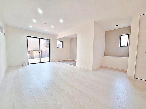 【リビング】1号棟
3面採光を施した17.13帖の明るいリビング♪
キッチン横に収納スペースがございます♪
家族間のコミュニケーションが取りやすい対面式キッチンです☆