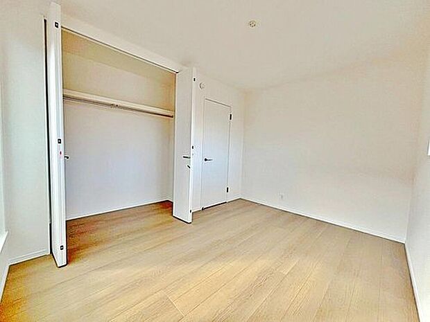 【収納】各居室に収納を設けました!
お洋服をたくさんお持ちの方でもたっぷり収納できます。
お部屋を最大限広くご活用いただけます。