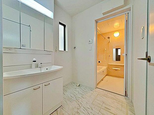 【洗面台・洗面所】暮らしを快適にする洗面化粧台。
収納力と機能性に優れた使いやすい設備で、忙しい朝の身支度もスムーズに♪