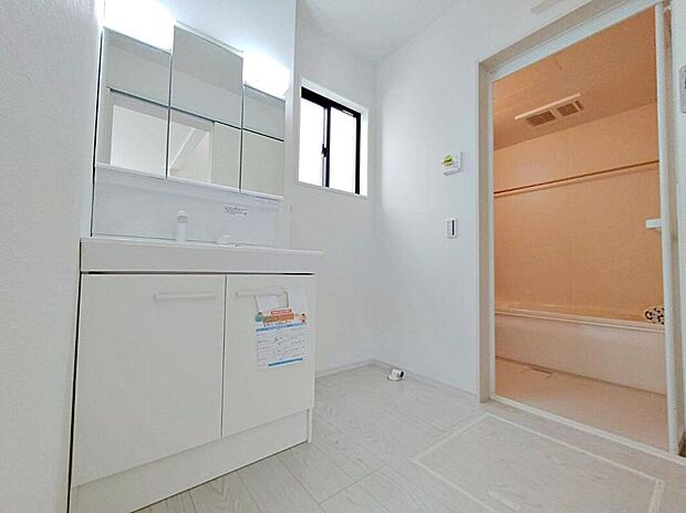 【洗面台・洗面所】2号棟
暮らしを快適にする三面鏡仕様の洗面化粧台。
収納力と機能性に優れた使いやすい設備で、忙しい朝の身支度もスムーズに♪