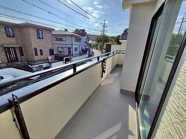 【バルコニー】B号棟
奥行を広めに取ったバルコニー♪家族分の洗濯物もしっかり干せます。日当たりも良く、毎日のお洗濯が楽しくなりそう♪