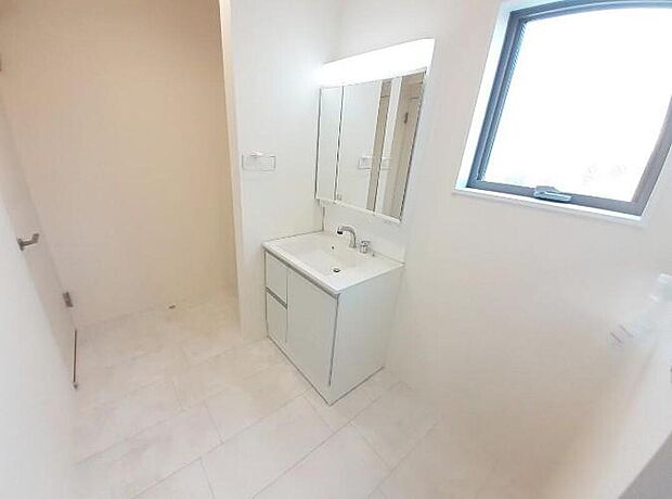 【洗面台・洗面所】１号棟
広々とした洗面スペース♪
暮らしを快適にする三面鏡仕様の洗面化粧台。
収納力と機能性に優れた使いやすい設備で、忙しい朝の身支度もスムーズに♪