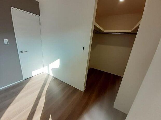 【収納】１号棟ウォークインクロゼット
広々とした空間の為、カビや湿気の予防もできます♪
衣類だけでなく、スーツケースや季節家電などの大きな物も収納可能です♪