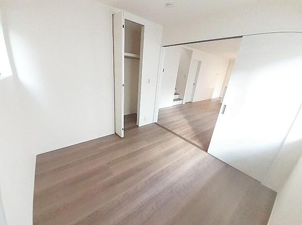 【リビング以外の居室】１号棟
LDKと隣接した洋室。
洋室は、リビングから目が届く場所なので、お子様の遊び部屋・お昼寝スペースとして使うのもオススメです♪