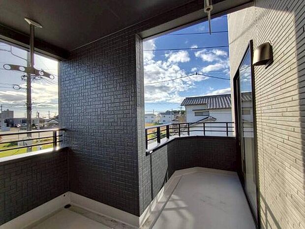 【バルコニー】2号棟
雨の日も洗濯物が濡れる心配のない、一部インナーバルコニー仕様♪
お洗濯だけでなく、ちょっとしたリラックスできる空間にもなりそうです☆