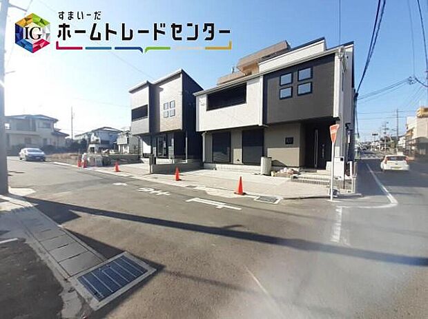 【前面道路含む現地写真】前面は、交通量の少ない東側約7.9m 南側約6.0mの道路に接道しています。
お車は並列3台駐車可能で、ゆとりがあり、駐車も落ち着いて行える環境になっています。