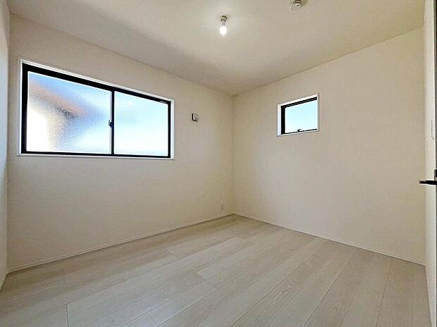 【リビング以外の居室】１号棟
２階全居室に二面採光を施した為、晴れの日の日中はいつも明るい室内に。
窓を開放すれば気持ちの良い風が入り込んできます。