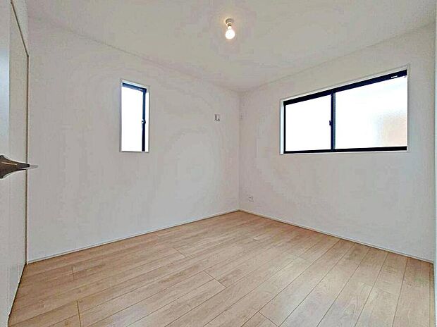 【リビング以外の居室】二階全居室に二面採光を施した為、晴れの日の日中はいつも明るい室内に。
窓を開放すれば、気持ちの良い風が入り込んできます。