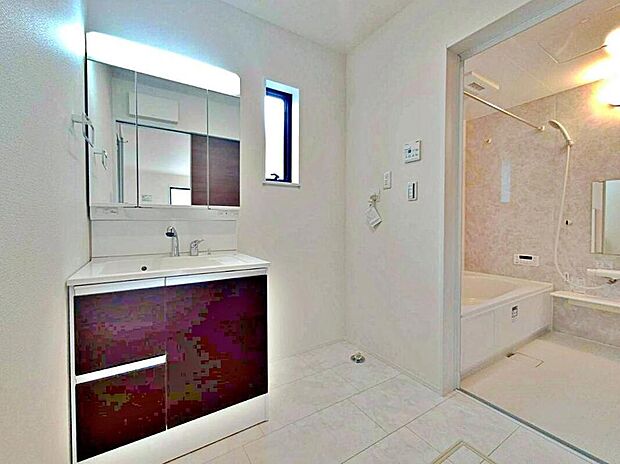 【洗面台・洗面所】１０号棟
広々とした洗面スペース♪
暮らしを快適にする三面鏡仕様の洗面化粧台。
収納力と機能性に優れた使いやすい設備で、忙しい朝の身支度もスムーズに♪