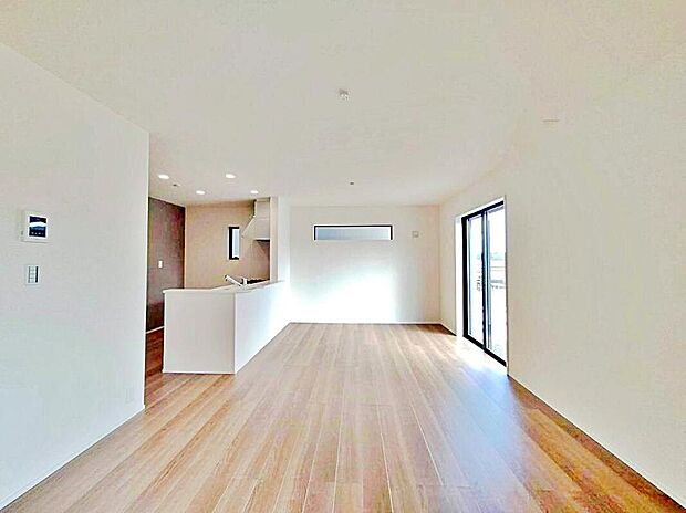 【リビング】１０号棟
陽光差し込む１６帖の広々明るいリビング♪
対面式キッチンは、家事をしながら家族の様子が一目でわかる安心＆便利設備♪