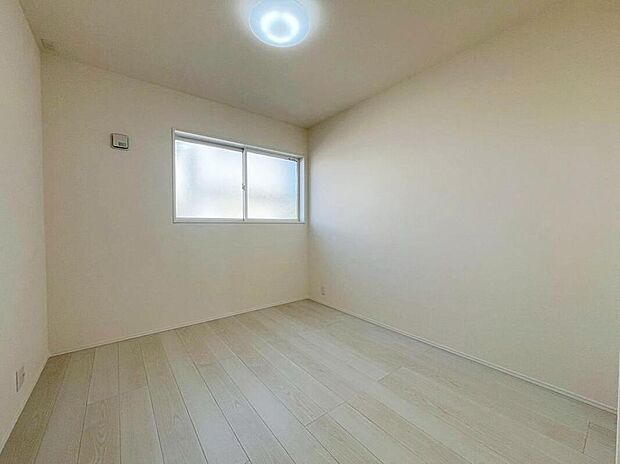 【リビング以外の居室】２号棟
採光良好な為、晴れの日の日中はいつも明るい室内に。
窓を開放すれば気持ちの良い風が入り込んできます。