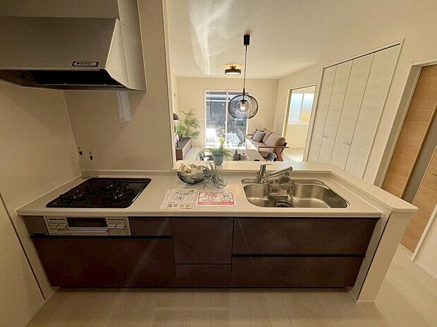 【キッチン】２号棟
収納力豊富なシステムキッチン。
大型スライド収納付きで、すっきり片付けやすいキッチンです。
床下収納もついています♪