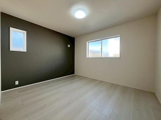 【リビング以外の居室】２号棟
二面採光を施した為、晴れの日の日中はいつも明るい室内に。
窓を開放すれば気持ちの良い風が入り込んできます。