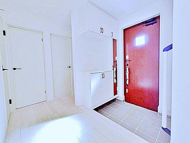 【玄関】３号棟
明るくて清潔感溢れる玄関。便利な下駄箱収納付きです♪散らかりがちな玄関もすっきりと片付きます。　