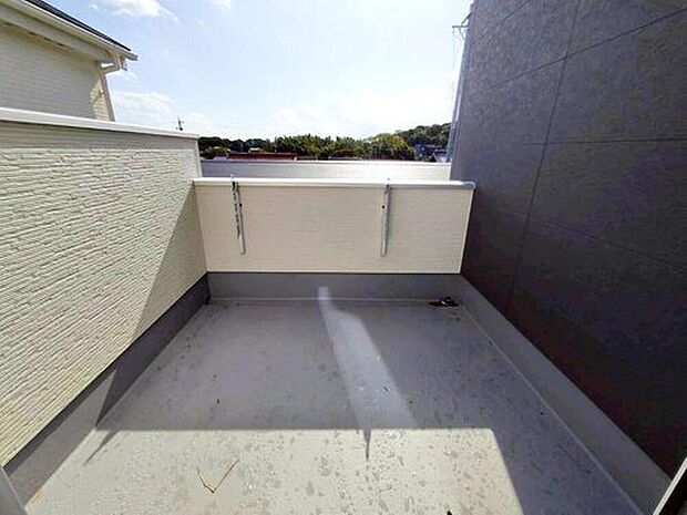 【バルコニー】１号棟
家族分の洗濯物もしっかり干せます。
日当たりも良く、毎日のお洗濯が楽しくなりそう♪