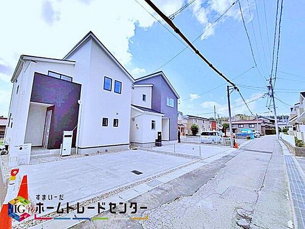 【前面道路含む現地写真】前面は、北側約３．９ｍ、南側約１．８ｍの町道に接道しています。
交通量も少なく、ゆとりをもって落ち着いて駐車が行える環境になっています。