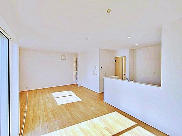 【リビング】１号棟
明るい雰囲気が心地いいリビング♪採光良好です！家族団らんの時間も増えそうなくつろぎの場所になりそう♪