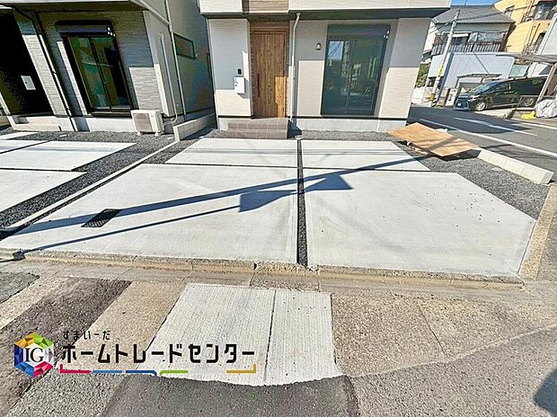 【駐車場】５号棟
余裕をもって並列に２台駐車ができる広々とした駐車スペース。
玄関そばに駐車スペースがございますので、まとめ買いをした際にも運ぶのが簡単です！