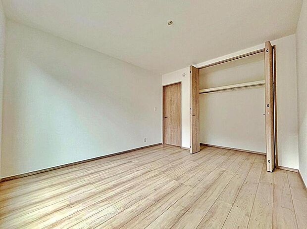 【収納】各居室に収納を設けました！
お洋服をたくさんお持ちの方でもたっぷり収納できます。
お部屋を最大限広くご活用いただけます。