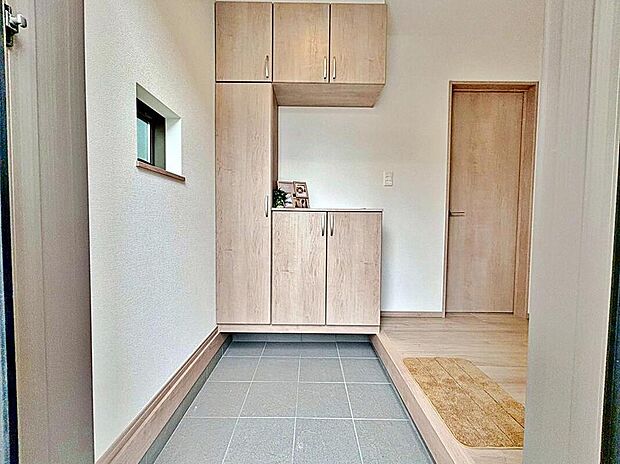 【玄関】明るくて清潔感ある玄関。
便利な下駄箱収納付きです♪
散らかりがちな玄関もすっきり片付きます。　