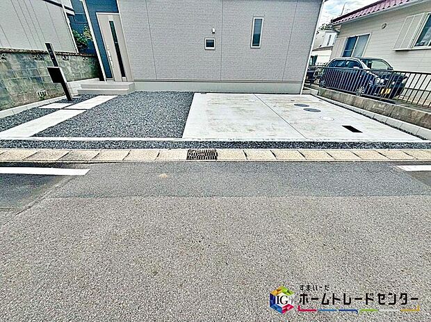 【駐車場】並列２台駐車可能スペースを確保しました☆
来客時も安心です♪
セカンドカー用にされてもいいですね♪
交通量が少なく、ゆとりをもって駐車できます。
駐車が必要ないスペースは他の用途多数！