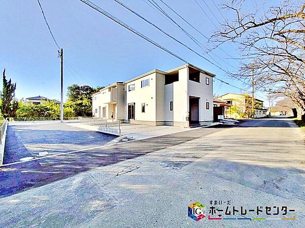 【前面道路含む現地写真】前面は、西側約６．４０～６．５７ｍの道路です。
ゆとりがあり、駐車も落ち着いて行える環境になっています。
しっかり舗装されているので、ベビーカーや自転車も快適に通れます♪