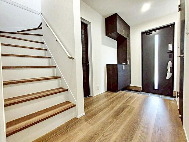 【玄関】１号棟
明るくて清潔感溢れる玄関。
便利なシューズインクローク＆下駄箱収納付きです♪
散らかりがちな玄関もすっきりと片付きます。