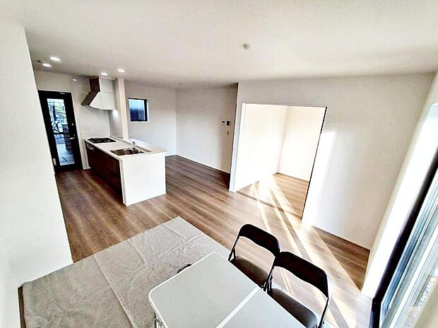 【リビング】１号棟
明るい雰囲気が心地いい１５．７５帖のリビング♪　
採光良好です！　
家族団らんの時間も増えそうなくつろぎの場所になりそう♪