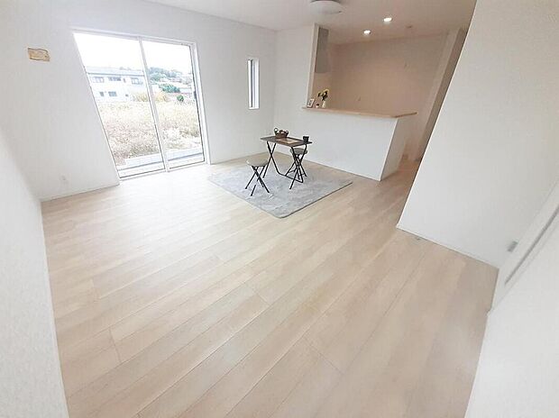 【リビング】1号棟
明るい雰囲気が心地いい16.7帖の広々リビングと、隣接した4.5帖の洋風和室♪
リビングから目が届く場所なので、お子様の遊びやお昼寝スペースとして使うのもオススメです♪